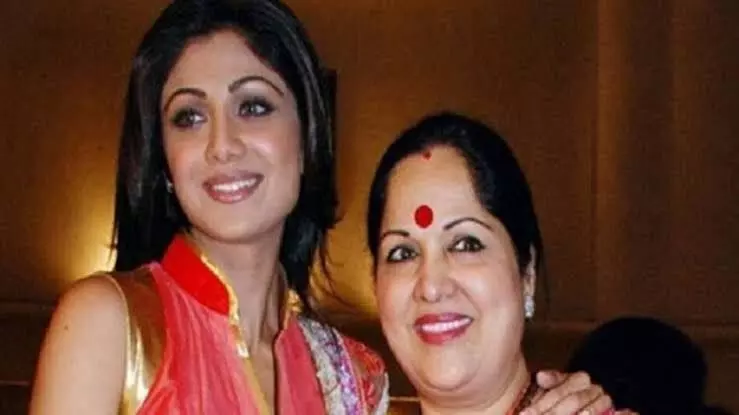 शिल्पा शेट्टी की मां ने पुलिस स्टेशन में दर्ज कराई शिकायत शिल्पा शेट्टी की मां ने पुलिस स्टेशन में दर्ज कराई शिकायत