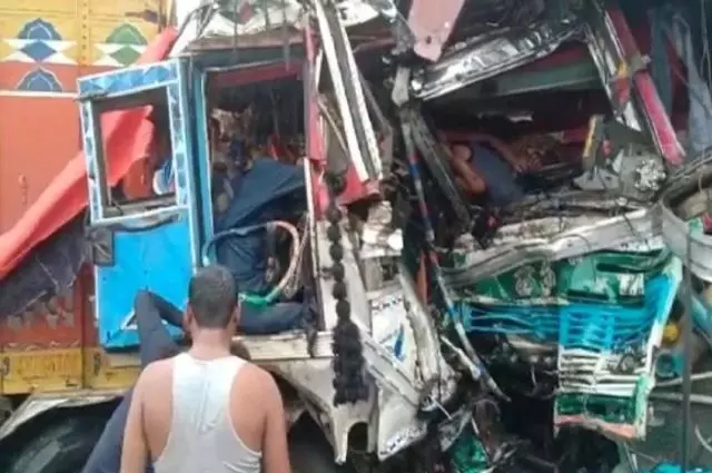 ग्वालियर-कानपुर हाईवे पर ट्रकों में जबरदस्त टक्कर, 3 लोगों की हालत गंभीर