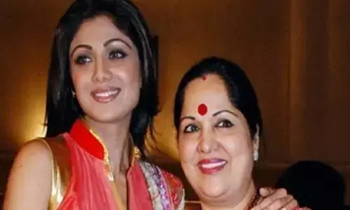 शिल्पा शेट्टी की मां ने पुलिस स्टेशन में दर्ज कराई शिकायत शिल्पा शेट्टी की मां ने पुलिस स्टेशन में दर्ज कराई शिकायत