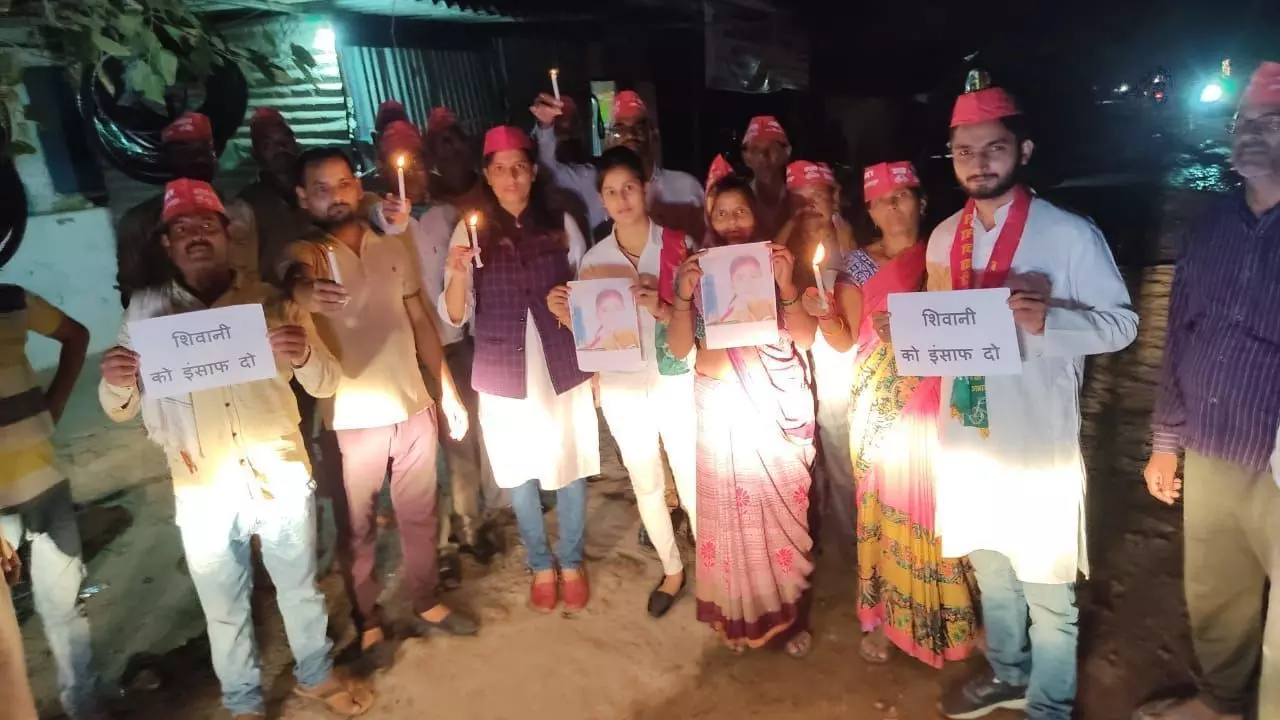 शिवानी हत्याकांड को लेकर सपाइयों ने निकाला कैंडल मार्च शिवानी हत्याकांड को लेकर सपाइयों ने निकाला कैंडल मार्च