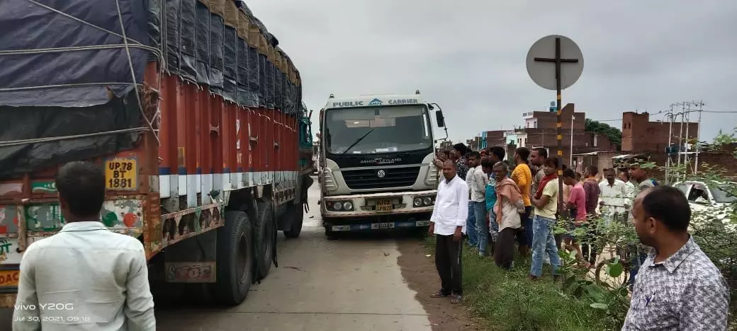 ट्रेलर गाड़ी वा ट्रक से आमने सामने से भिड़ंत ट्रेलर गाड़ी वा ट्रक से आमने सामने से भिड़ंत