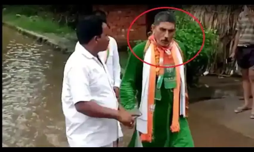 हापुड़: बीजेपी विधायक को ग्रामीणों ने गंदे पानी की क्यों कराई सैर ?,वीडियो वायरल हापुड़: बीजेपी विधायक को ग्रामीणों ने गंदे पानी की क्यों कराई सैर ?,वीडियो वायरल