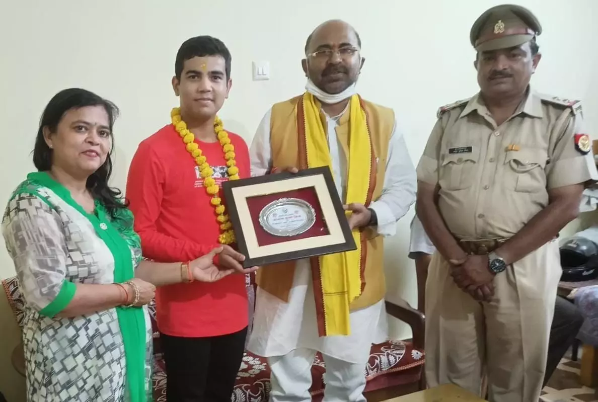 आनंद कृष्ण मिश्रा को राज्यमंत्री वीरेन्द्र कुमार तिवारी ने किया सम्मानित, मेधावी छात्र सम्मान से किया अलंकृत आनंद कृष्ण मिश्रा को राज्यमंत्री वीरेन्द्र कुमार तिवारी ने किया सम्मानित, मेधावी छात्र सम्मान से किया अलंकृत