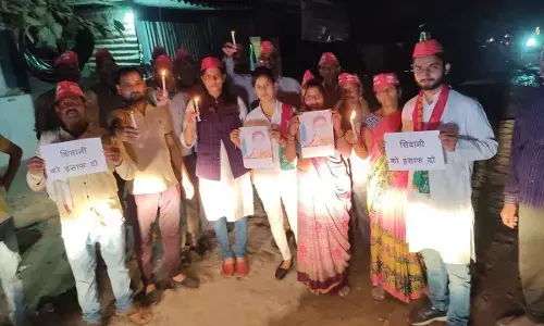 शिवानी हत्याकांड को लेकर सपाइयों ने निकाला कैंडल मार्च शिवानी हत्याकांड को लेकर सपाइयों ने निकाला कैंडल मार्च