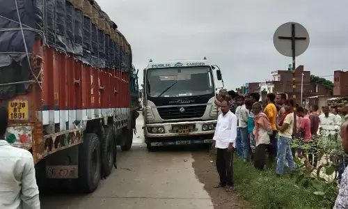 ट्रेलर गाड़ी वा ट्रक से आमने सामने से भिड़ंत ट्रेलर गाड़ी वा ट्रक से आमने सामने से भिड़ंत