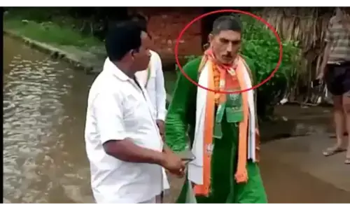 हापुड़: बीजेपी विधायक को ग्रामीणों ने गंदे पानी की क्यों कराई सैर ?,वीडियो वायरल हापुड़: बीजेपी विधायक को ग्रामीणों ने गंदे पानी की क्यों कराई सैर ?,वीडियो वायरल