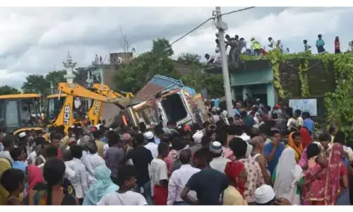 सीतामढ़ी: बालू भरा ट्रक पलटने से तीन बच्चों की हुई दर्दनाक मौत,पांच बच्चे घायल सीतामढ़ी: बालू भरा ट्रक पलटने से तीन बच्चों की हुई दर्दनाक मौत,पांच बच्चे घायल