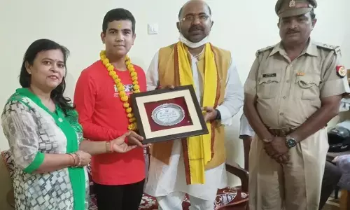आनंद कृष्ण मिश्रा को राज्यमंत्री वीरेन्द्र कुमार तिवारी ने किया सम्मानित, मेधावी छात्र सम्मान से किया अलंकृत आनंद कृष्ण मिश्रा को राज्यमंत्री वीरेन्द्र कुमार तिवारी ने किया सम्मानित, मेधावी छात्र सम्मान से किया अलंकृत