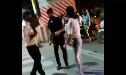 लखनऊ के अवध नहर चौराहे के पास युवती की दबंगई, लगातार एक युवक को मारती दिखी युवती, मारपीट का वीडियो हुआ वायरल