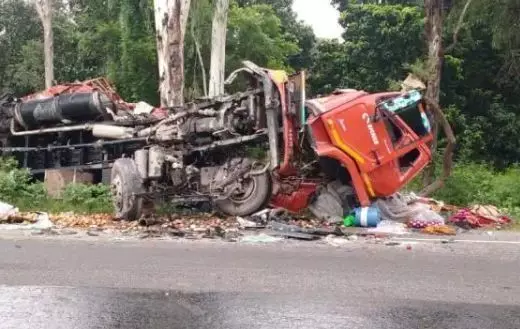 ट्रकों की आमने सामने की टक्कर में दो चालकों की मौत