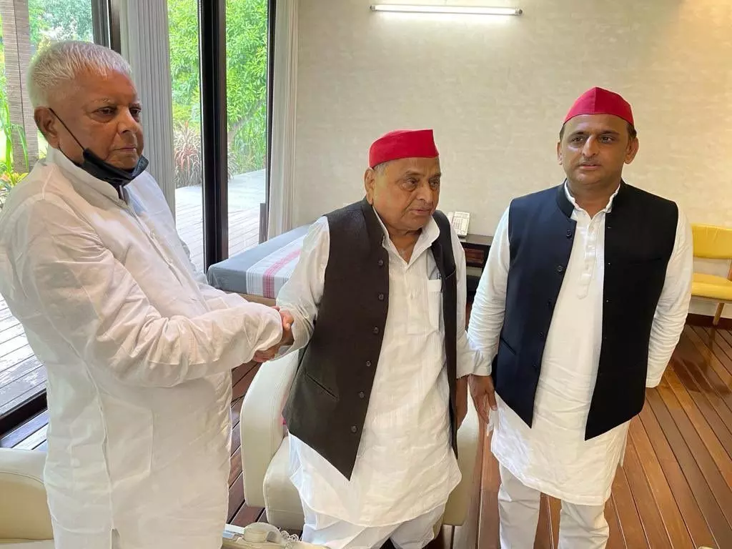 मुलायम सिंह और लालू यादव की हुई मुलाकात, अखिलेश भी दिखे साथ, लालू ने कही ये बड़ी बात मुलायम सिंह और लालू यादव की हुई मुलाकात, अखिलेश भी दिखे साथ, लालू ने कही ये बड़ी बात