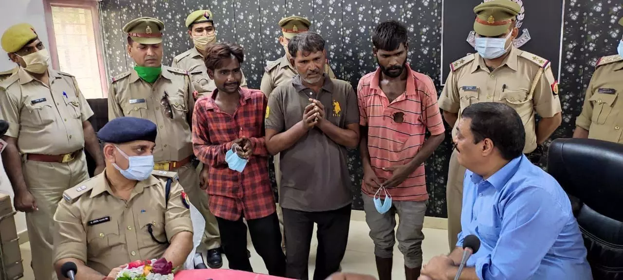फिरोजाबाद एसएसपी का बड़ा खुलासा, मोबाइल चोरी करने वाले गिरोह का पर्दाफाश, 5 शातिर चोर चोरी के 13 मोबाइल समेत गिरफ्तार फिरोजाबाद एसएसपी का बड़ा खुलासा, मोबाइल चोरी करने वाले गिरोह का पर्दाफाश, 5 शातिर चोर चोरी के 13 मोबाइल समेत गिरफ्तार