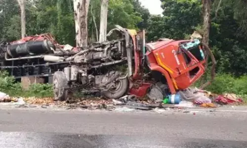 ट्रकों की आमने सामने की टक्कर में दो चालकों की मौत ट्रकों की आमने सामने की टक्कर में दो चालकों की मौत