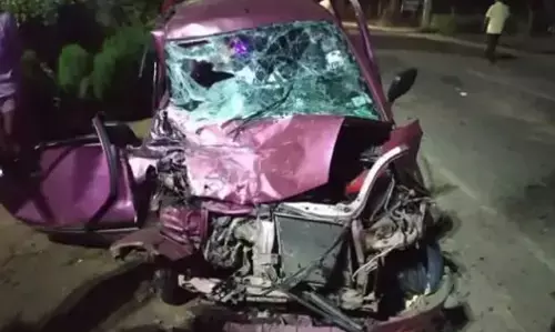 ट्रक ने कार को मारी टक्कर, दो की मौत, एक घायल ट्रक ने कार को मारी टक्कर, दो की मौत, एक घायल