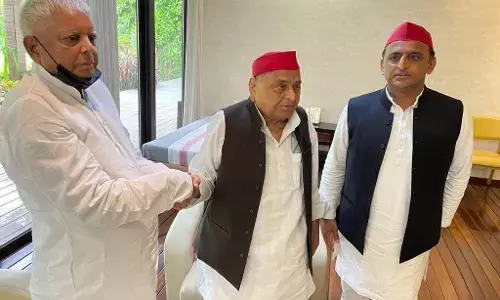 मुलायम सिंह और लालू यादव की हुई मुलाकात, अखिलेश भी दिखे साथ, लालू ने कही ये बड़ी बात मुलायम सिंह और लालू यादव की हुई मुलाकात, अखिलेश भी दिखे साथ, लालू ने कही ये बड़ी बात