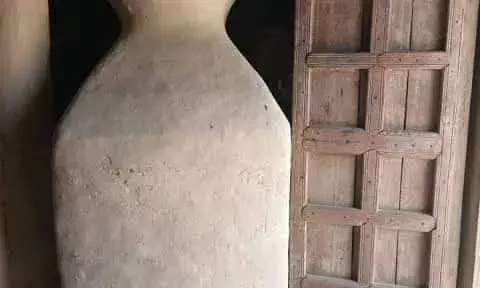 इसे कोठी, कुठार,  कुठला, कुठली, कुठिया या डेहरी कहा जाता है!