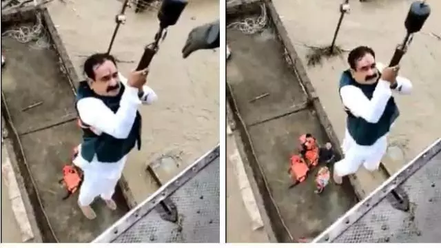 VIDEO : MP में नाव से रेस्क्यू करने गए गृहमंत्री खुद बाढ़ में फंसे, हैलिकाप्टर से किया गया रेस्क्यू