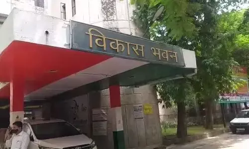 बारूद के ढेर पर खड़ी है गाजियाबाद विकास भवन की इमारत बारूद के ढेर पर खड़ी है गाजियाबाद विकास भवन की इमारत