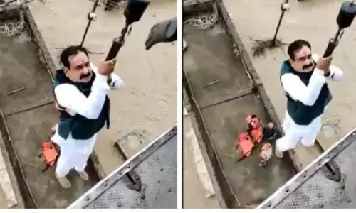 VIDEO : MP में नाव से रेस्क्यू करने गए गृहमंत्री खुद बाढ़ में फंसे, हैलिकाप्टर से किया गया रेस्क्यू VIDEO : MP में नाव से रेस्क्यू करने गए गृहमंत्री खुद बाढ़ में फंसे, हैलिकाप्टर से किया गया रेस्क्यू