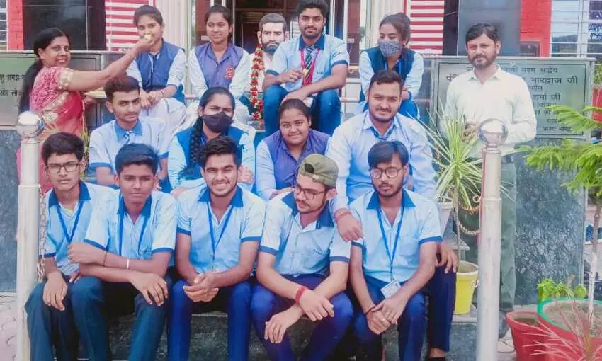 मेरठ के एम० एस० बी० इंटरनेशनल स्कूल में उत्सव का माहौल, टॉपर्स ने तोड़ा रिकॉर्ड मेरठ के एम० एस० बी० इंटरनेशनल स्कूल में उत्सव का माहौल, टॉपर्स ने तोड़ा रिकॉर्ड