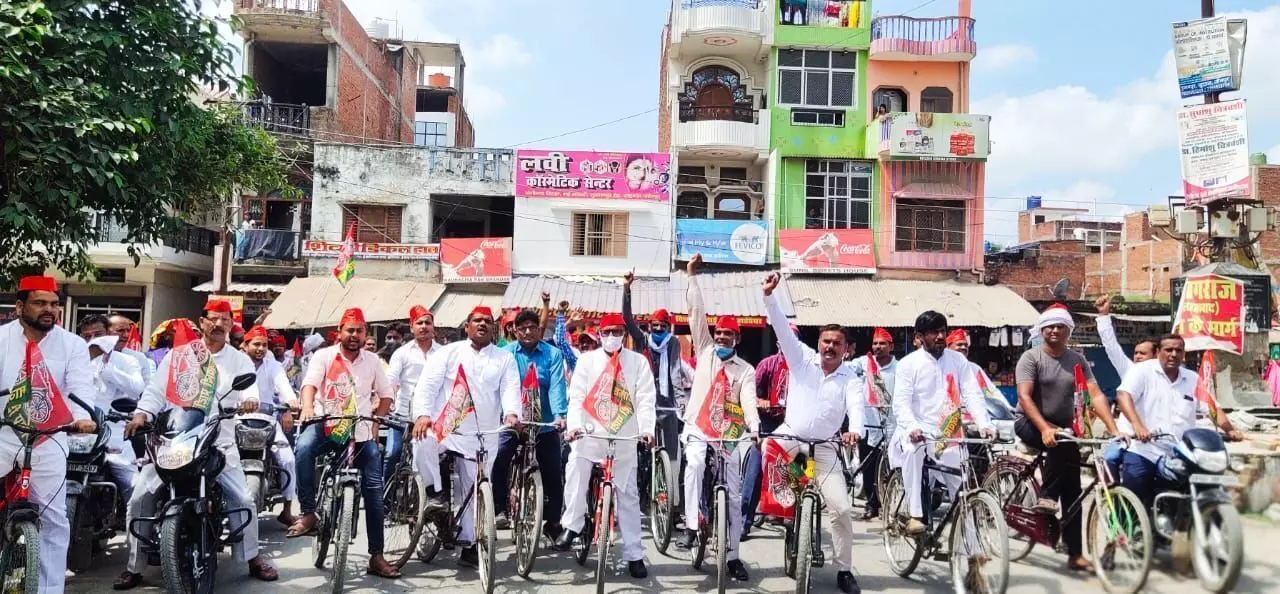 akhilesh yadav cycle journey: 10 हजार से अधिक सपाई शाहगंज में नगर से गाँव तक साइकिल लेकर सड़कों पर उतरे akhilesh yadav cycle journey: 10 हजार से अधिक सपाई शाहगंज में नगर से गाँव तक साइकिल लेकर सड़कों पर उतरे