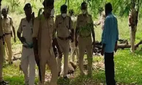 मुंगेर में दरिंदों ने 8 साल की मासूम की निकाली आँखें और हाथ तोड़कर मार डाला मुंगेर में दरिंदों ने 8 साल की मासूम की निकाली आँखें और हाथ तोड़कर मार डाला