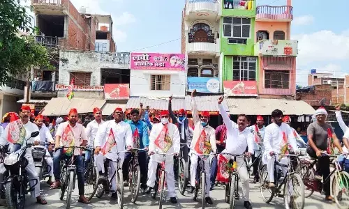 akhilesh yadav cycle journey: 10 हजार से अधिक सपाई शाहगंज में नगर से गाँव तक साइकिल लेकर सड़कों पर उतरे