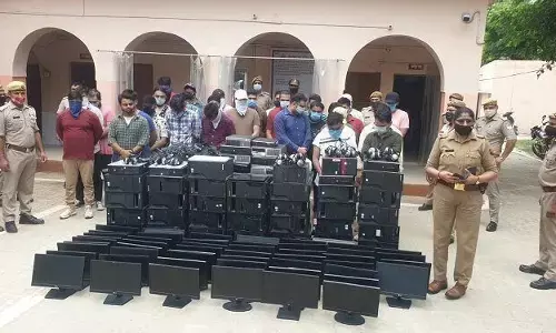 Noida Latest News: विदेशी नागरिकों से ठगी कर रहे कॉलसेंटर पर छापा मार 32 लोगों को किया गिरफ्तार Noida Latest News: विदेशी नागरिकों से ठगी कर रहे कॉलसेंटर पर छापा मार 32 लोगों को किया गिरफ्तार