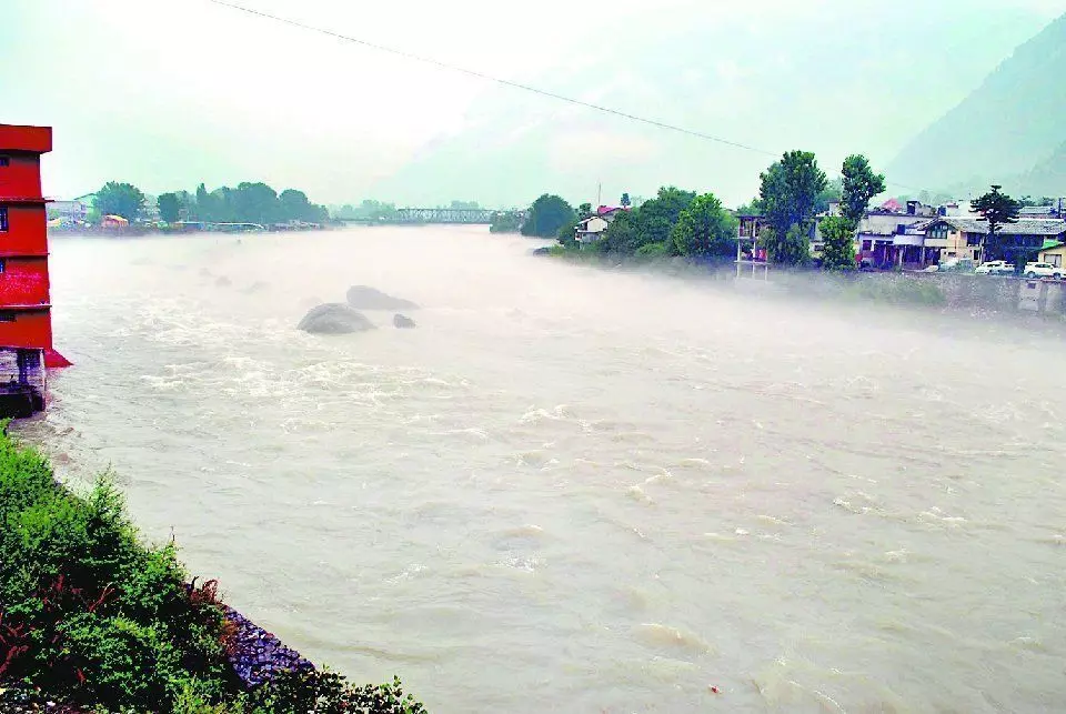 प्रयागराज:गंगा नदी में जलस्तर बढ़ने से मंडराया बाढ़ का खतरा,प्रशासन हुआ सतर्क