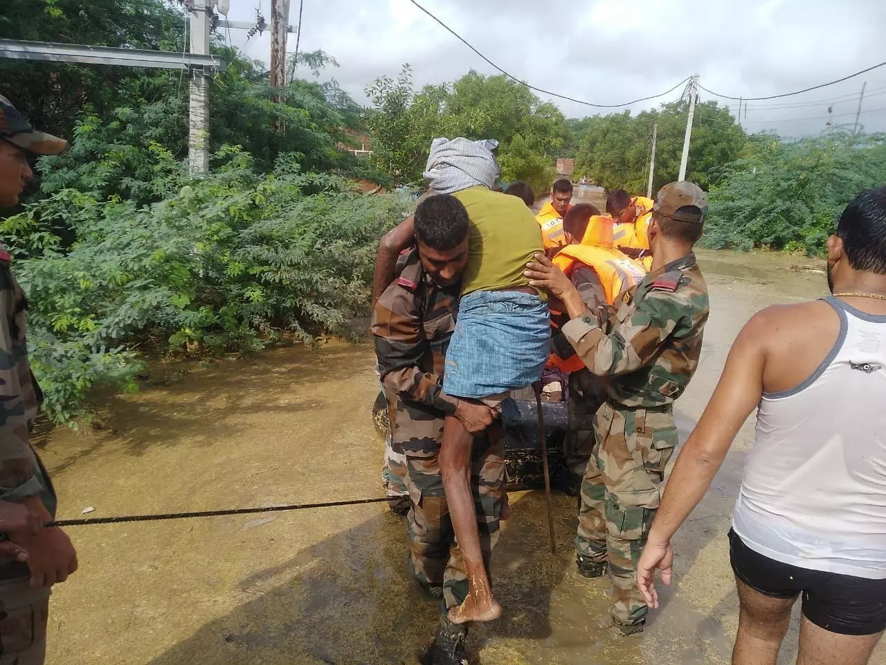 मध्य प्रदेश के बाढ़ प्रभावित क्षेत्रों में सेना के कॉलम तैनात किए गए..