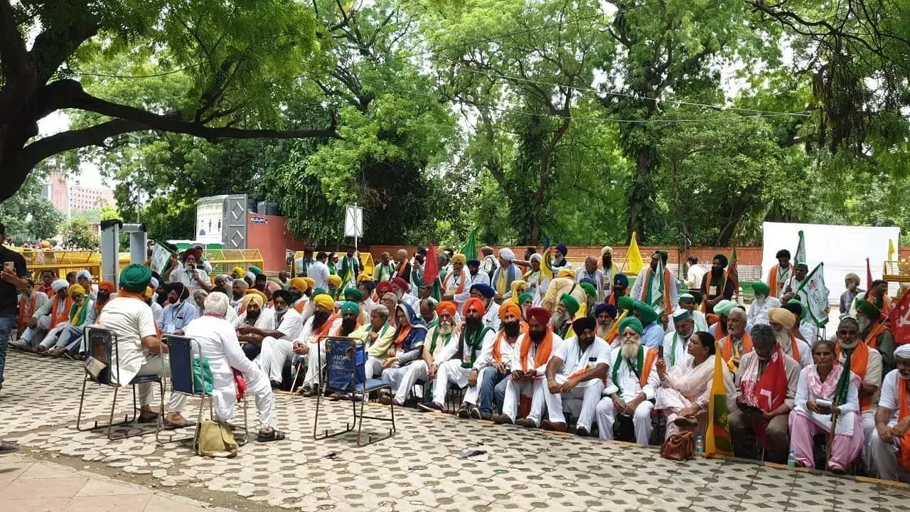 किसान संसद में उपस्थित होकर संसद की कार्यवाही सुचारू रूप से संचालन की प्रक्रिया सीख सकते हैं देश के प्रधान मंत्री