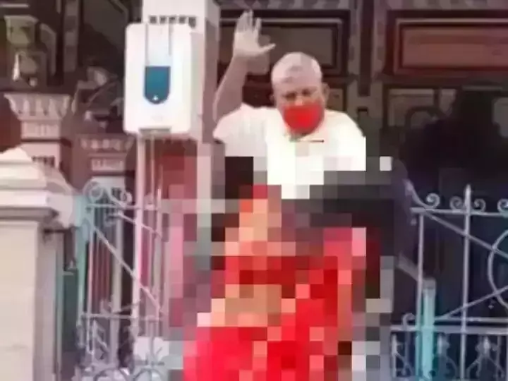 दरभंगा:पुजारी ने महिला के साथ की बदसलूकी,वीडियो हुआ वायरल दरभंगा:पुजारी ने महिला के साथ की बदसलूकी,वीडियो हुआ वायरल