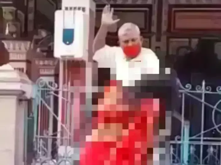 दरभंगा:पुजारी ने महिला के साथ की बदसलूकी,वीडियो हुआ वायरल दरभंगा:पुजारी ने महिला के साथ की बदसलूकी,वीडियो हुआ वायरल