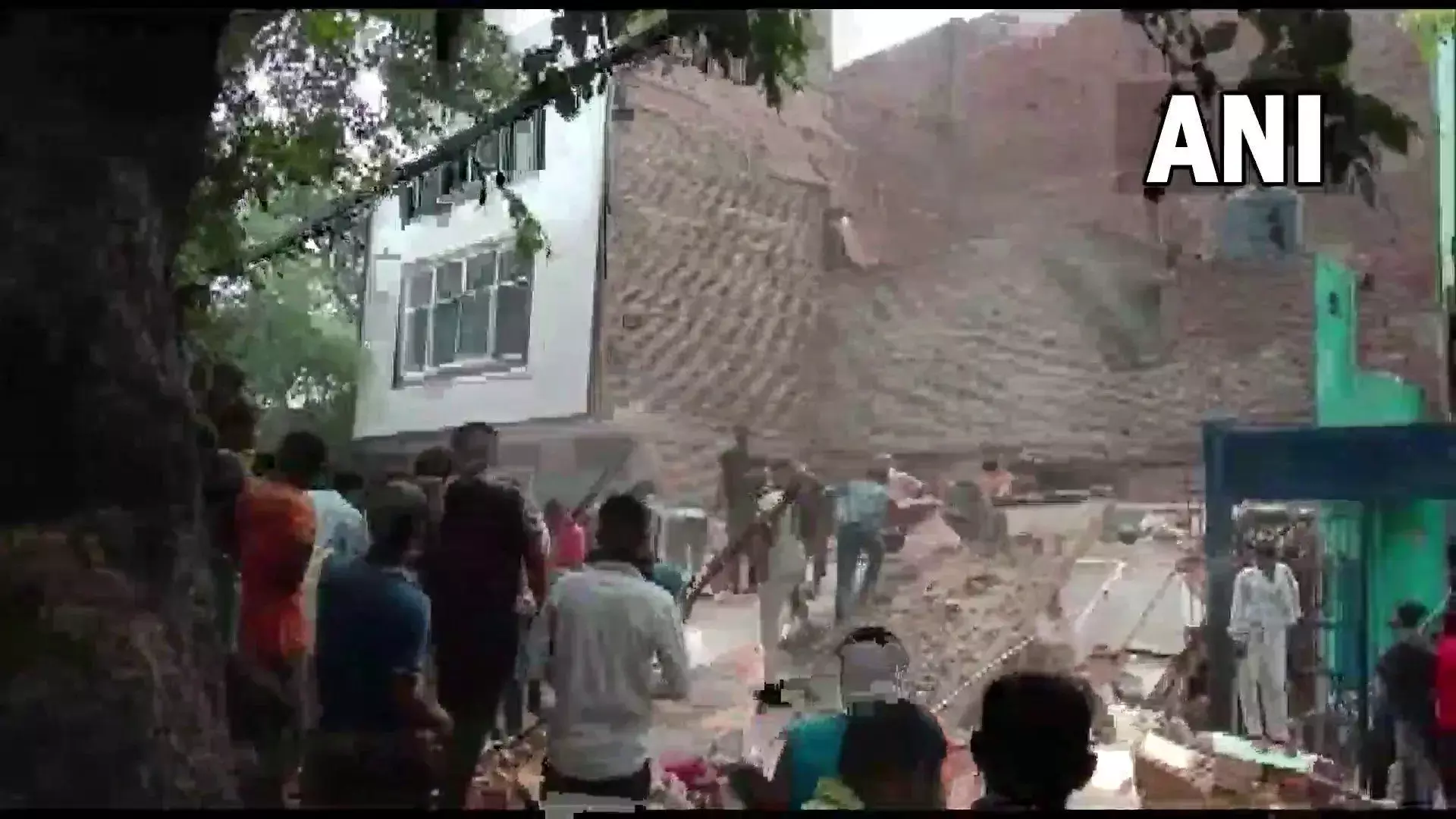 Big accident in Delhi दिल्ली में बड़ा हादसा: नंदनगरी इलाके में तीन मंजिल मकान ढहा, राहत बचाव कार्य जारी