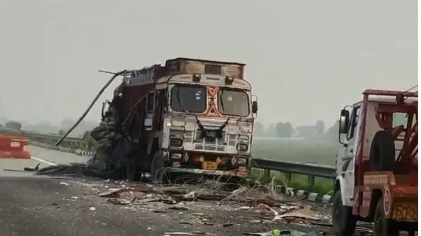 Eastern Peripheral Highway in Noida: ईस्टर्न पेरिफेरल हाईवे पर रफ्तार का कहर, खड़े ट्रक में बस ने पीछे से मारी टक्कर
