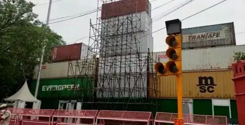 लाल किले के सामने खड़ी की कंटेनर की दीवार,जाने क्यों लाल किले के सामने खड़ी की कंटेनर की दीवार,जाने क्यों