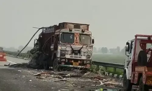 Eastern Peripheral Highway in Noida: ईस्टर्न पेरिफेरल हाईवे पर रफ्तार का कहर, खड़े ट्रक में बस ने पीछे से मारी टक्कर