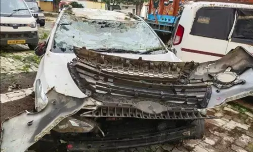 मऊ में चालक को झपकी आने से खाई मे पलटी कार, 3 मासूम सहित 5 की मौत मऊ में चालक को झपकी आने से खाई मे पलटी कार, 3 मासूम सहित 5 की मौत