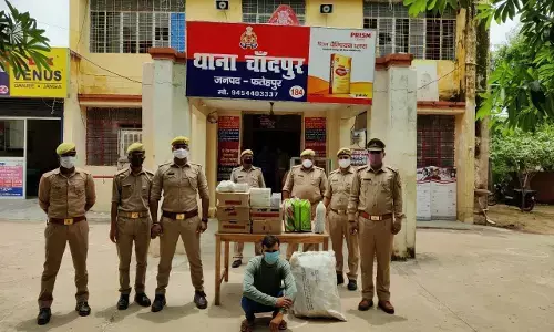 Fatehpur Hindi News: भारी मात्रा में अपमिश्रित शराब के साथ एक तस्कर को दबोचा Fatehpur Hindi News: भारी मात्रा में अपमिश्रित शराब के साथ एक तस्कर को दबोचा