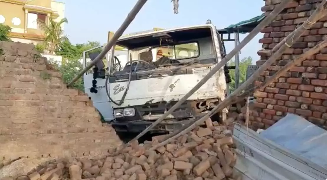 गुजरात में बड़ा हादसा, अमरेली में सड़क किनारे सो रहे मजदूरों को ट्रक ने कुचला, 8 की मौत गुजरात में बड़ा हादसा, अमरेली में सड़क किनारे सो रहे मजदूरों को ट्रक ने कुचला, 8 की मौत