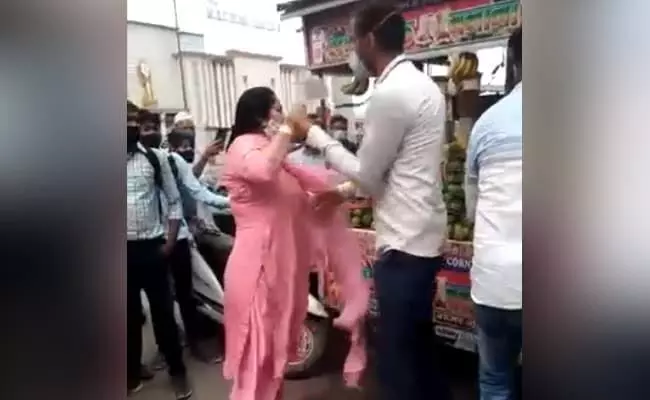 दिल्ली: सिविल डिफेंस कर्मी के साथ महिला ने जमकर की मारपीट,वीडियो वायरल दिल्ली: सिविल डिफेंस कर्मी के साथ महिला ने जमकर की मारपीट,वीडियो वायरल