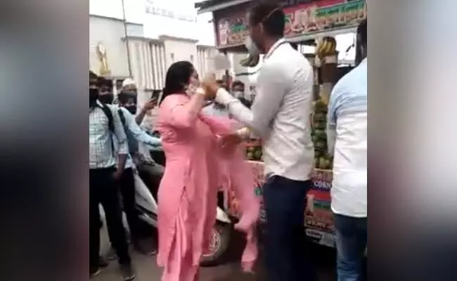 दिल्ली: सिविल डिफेंस कर्मी के साथ महिला ने जमकर की मारपीट,वीडियो वायरल