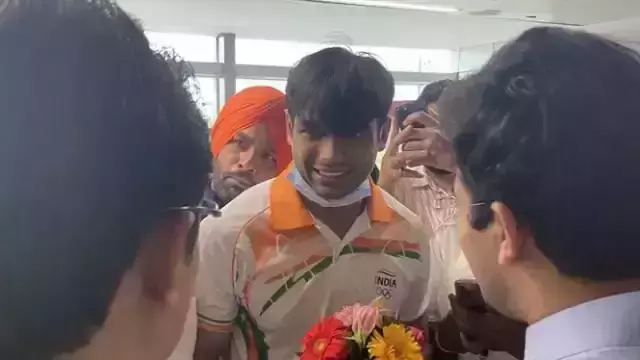 गोल्डेन बॉय नीरज चोपड़ा लौटे देश,दिल्ली एयरपोर्ट पर हुआ भव्य स्वागत