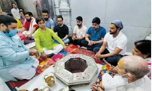 सुरेश रैना ने की श्री दूधेश्वर नाथ मंदिर में पूजा अर्चना सुरेश रैना ने की श्री दूधेश्वर नाथ मंदिर में पूजा अर्चना