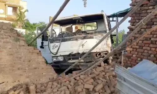 गुजरात में बड़ा हादसा, अमरेली में सड़क किनारे सो रहे मजदूरों को ट्रक ने कुचला, 8 की मौत गुजरात में बड़ा हादसा, अमरेली में सड़क किनारे सो रहे मजदूरों को ट्रक ने कुचला, 8 की मौत