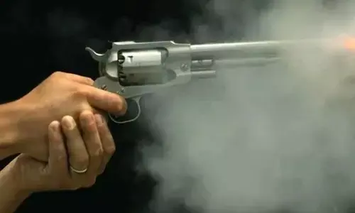 मेरठ में युवकों ने सिपाही के पैर में गोली मारी मेरठ में युवकों ने सिपाही के पैर में गोली मारी