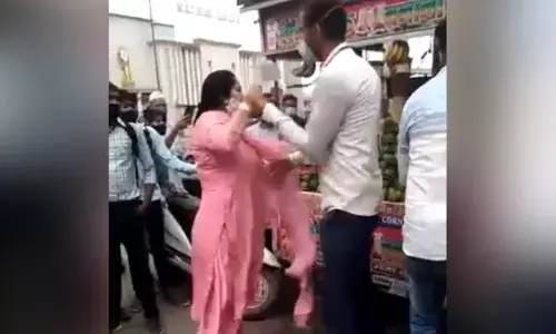 दिल्ली: सिविल डिफेंस कर्मी के साथ महिला ने जमकर की मारपीट,वीडियो वायरल दिल्ली: सिविल डिफेंस कर्मी के साथ महिला ने जमकर की मारपीट,वीडियो वायरल