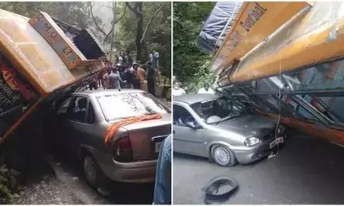 कैची धाम के पास हुआ बड़ा हादसा , बाबा नीम करोली का दिखा चमत्कार कैची धाम के पास हुआ बड़ा हादसा , बाबा नीम करोली का दिखा चमत्कार