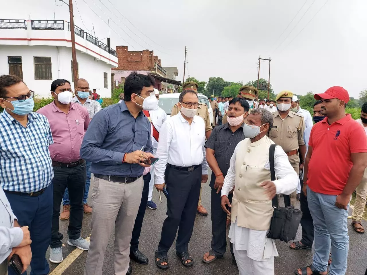 जिलाधिकारी ने बाढ़ प्रभावित क्षेत्रों का भ्रमण कर स्थिति का लिया जायजा, लोगों ने कैरोसिन तेल की मांग की जिलाधिकारी ने बाढ़ प्रभावित क्षेत्रों का भ्रमण कर स्थिति का लिया जायजा, लोगों ने कैरोसिन तेल की मांग की