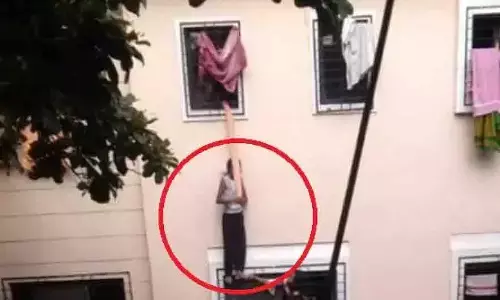बाल सुखाते समय बिल्डिंग से गिरी लड़की कई घंटों तक चौथी मंजिल की खिड़की में फंसी रही, फिर उसके बाद हुआ ... बाल सुखाते समय बिल्डिंग से गिरी लड़की कई घंटों तक चौथी मंजिल की खिड़की में फंसी रही, फिर उसके बाद हुआ ...